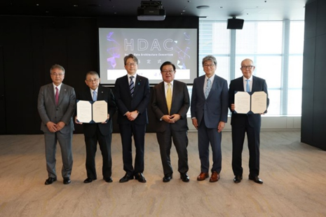２０２５年8月28日、東京・日本橋で行われたHDAC幹事大学協定締結式にて。 (左から)学校法人藤田学園 湯澤由紀夫副理事長、星長清隆理事長、平将明デジタル大臣、村井純 藤田医科大学ヘルスデータアーキテクチャセンター長／慶應義塾大学特別特区特任教授、迫井正深厚生労働省医務技監、学校法人順天堂 新井一理事長補佐